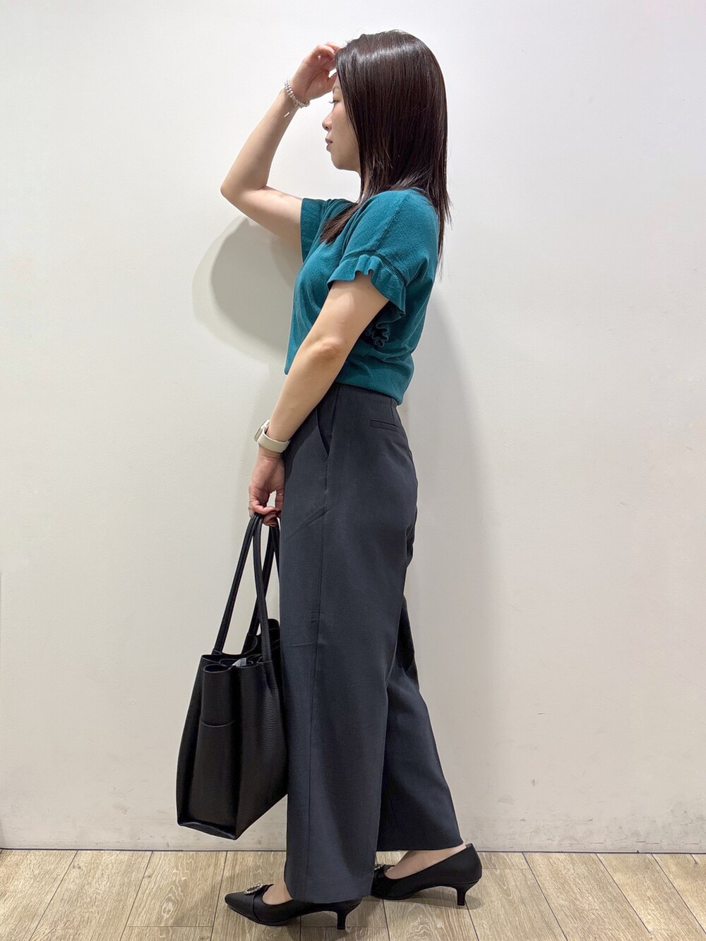 ブルー系のその他パンツ、ブラック系のトートバッグ、ブラック系のパンプスを着用したレディースの夏コーディネートの3枚目の写真