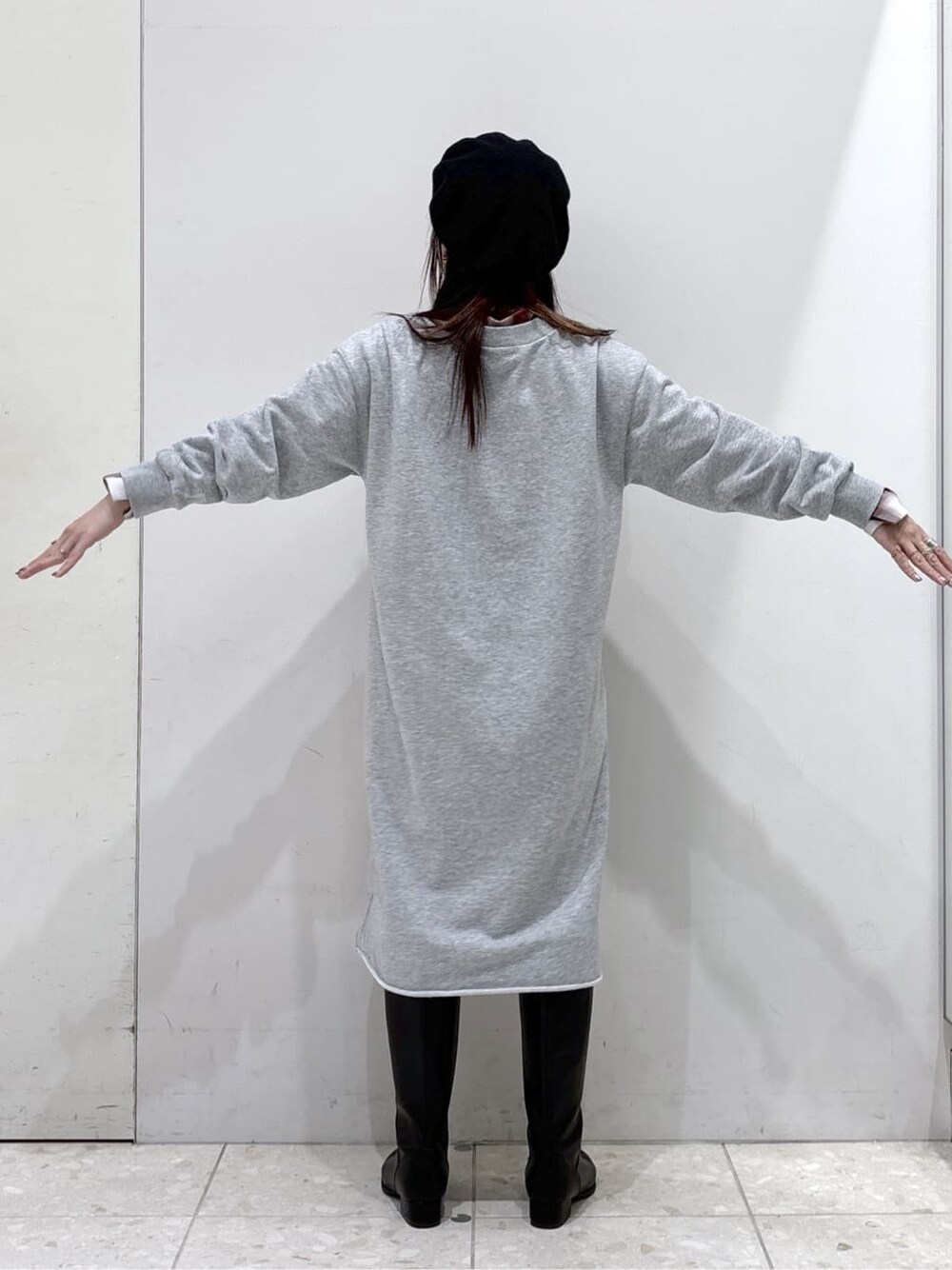グレー系のワンピース、レッド系のシャツ/ブラウス、ブラック系のハンドバッグを着用したレディースの秋コーディネートの4枚目の写真