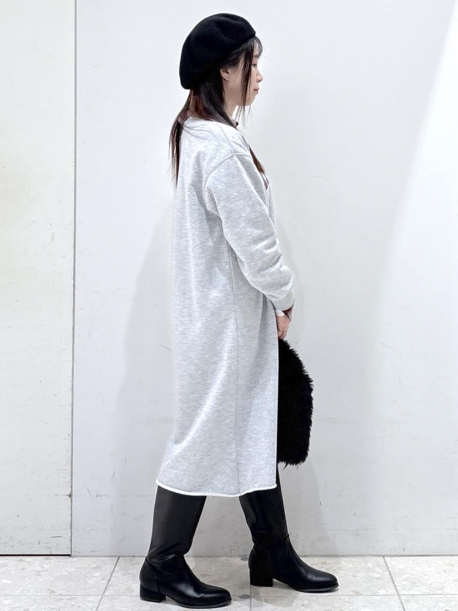 グレー系のワンピース、レッド系のシャツ/ブラウス、ブラック系のハンドバッグを着用したレディースの秋コーディネートの2枚目の写真