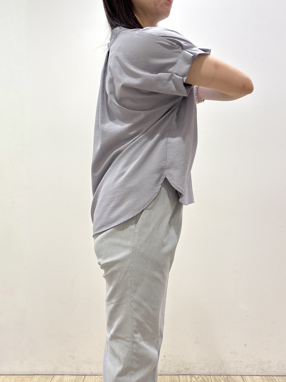 ブルー系のシャツ/ブラウス、ブルー系のその他パンツ、グレー系のトートバッグを着用したレディースの夏コーディネートの9枚目の写真