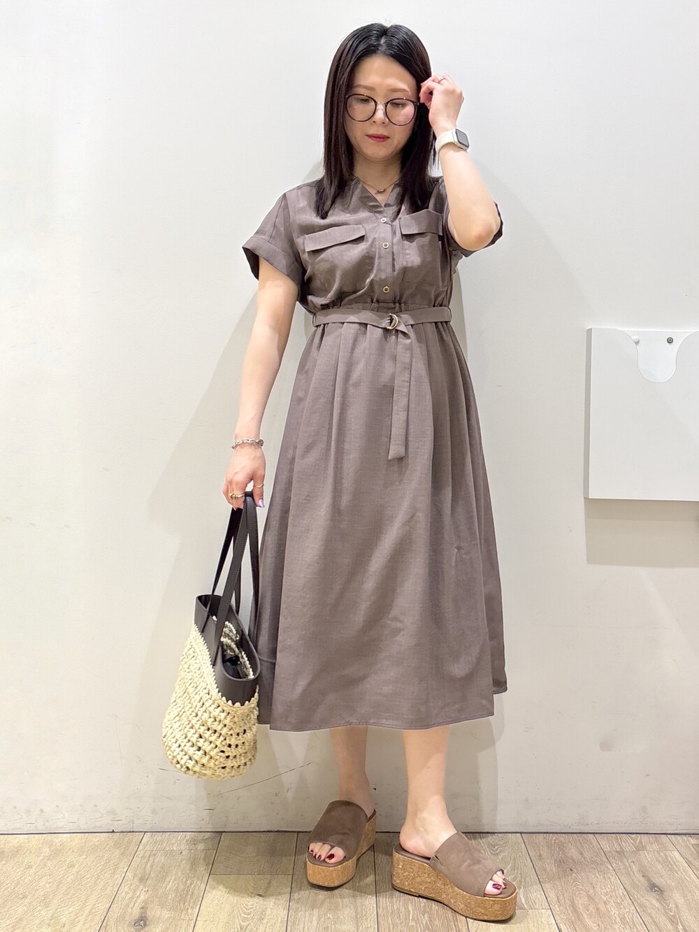 ブラウン系のワンピース、ブラウン系のトートバッグ、ベージュ系のサンダルを着用したレディースの夏コーディネートの9枚目の写真
