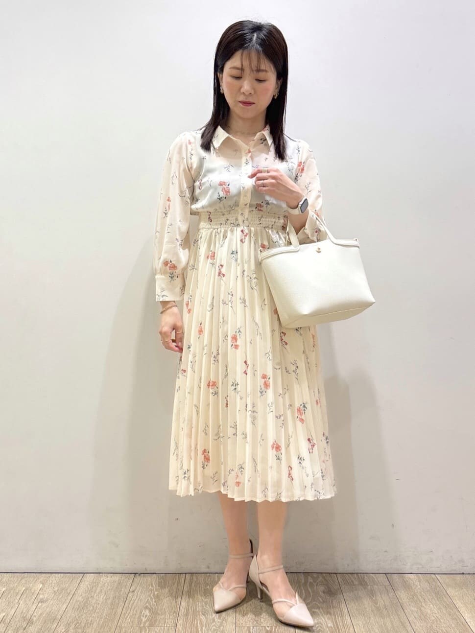 ベージュ系のノーカラージャケット、ベージュ系のパンプス、ホワイト系のショルダーバッグを着用したレディースの春コーディネートの6枚目の写真