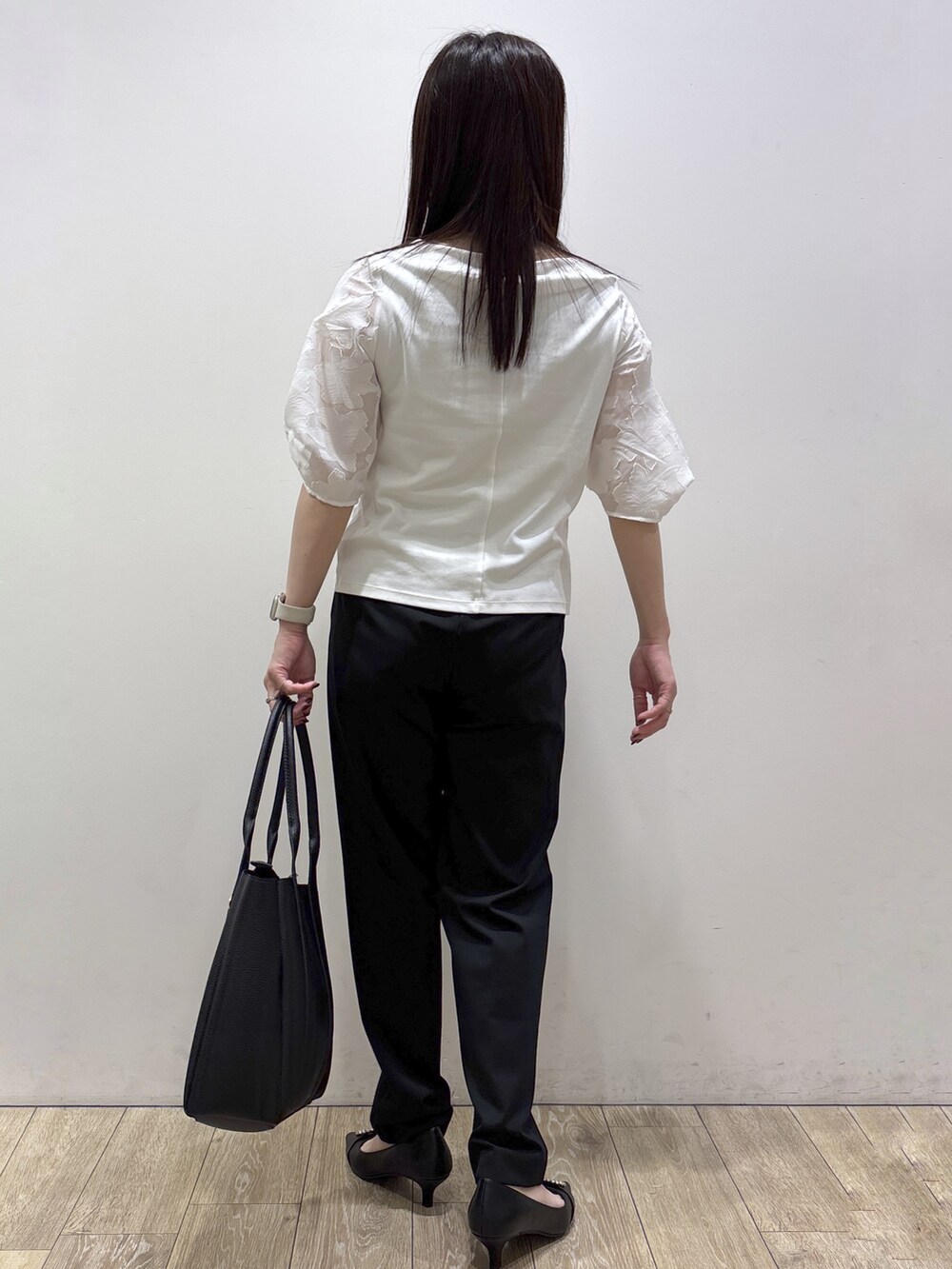 ホワイト系のTシャツ/カットソー、ブラック系のその他パンツ、ブラック系のトートバッグを着用したレディースの秋コーディネートの3枚目の写真