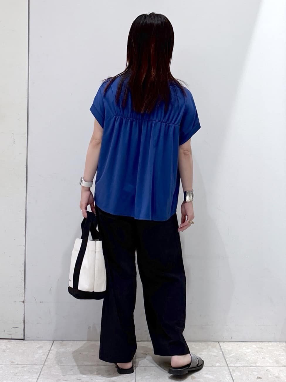 ブルー系のTシャツ/カットソー、ホワイト系のタンクトップ、ブラック系のその他パンツを着用したレディースの夏コーディネートの3枚目の写真
