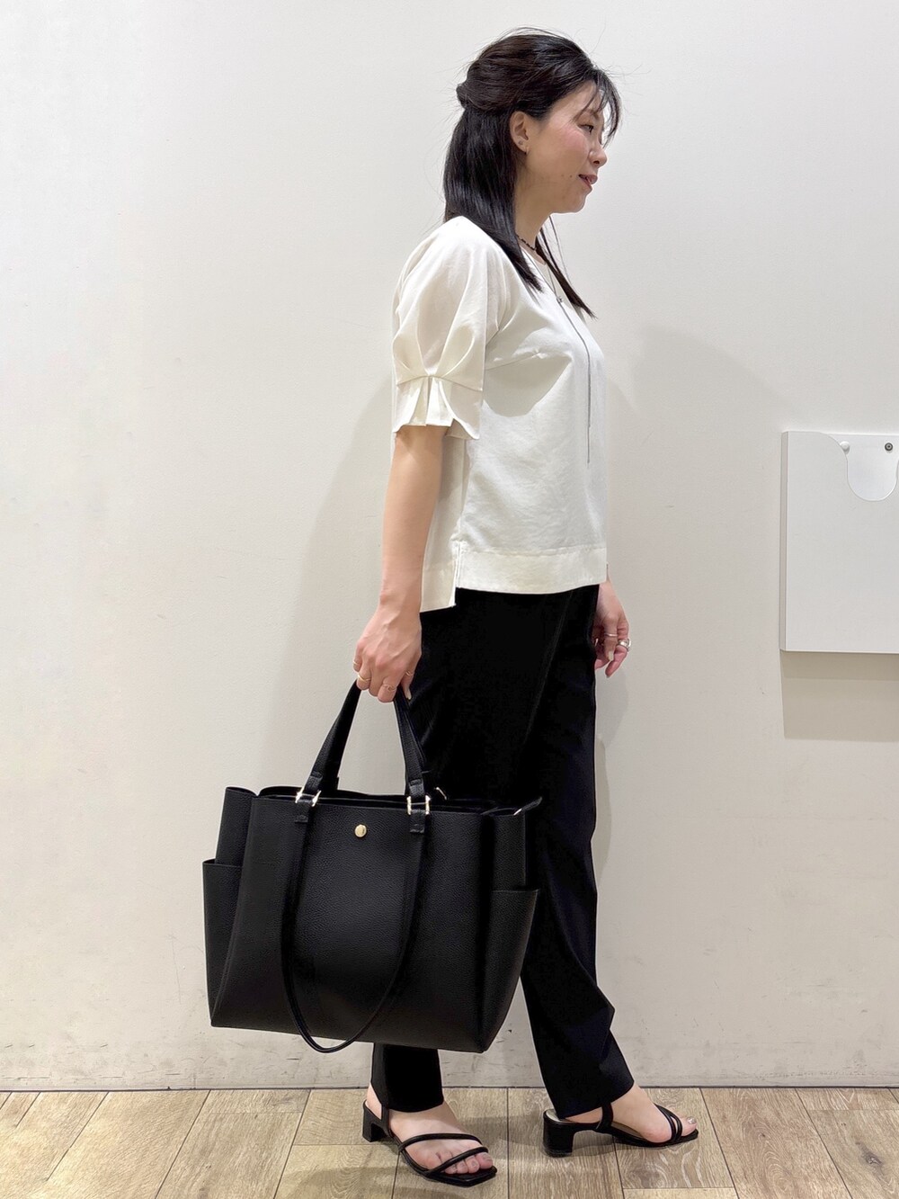 ホワイト系のシャツ/ブラウス、ブラック系のその他パンツ、ブラック系のトートバッグを着用したレディースの春コーディネートの2枚目の写真