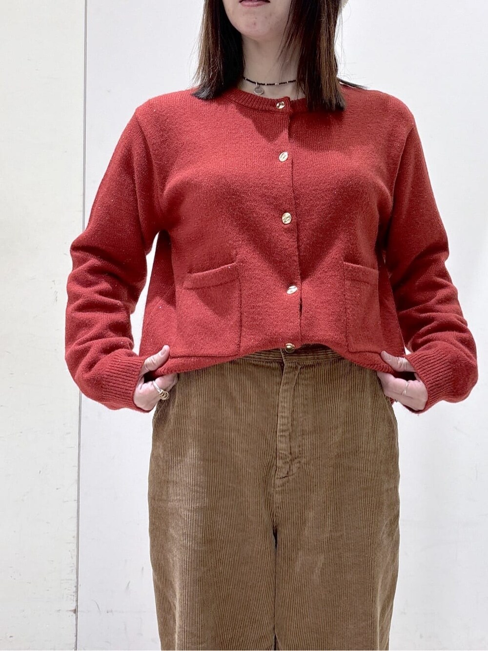 ベージュ系のピーコート、レッド系のカーディガン/ボレロ、イエロー系のその他パンツを着用したレディースの冬コーディネートの8枚目の写真