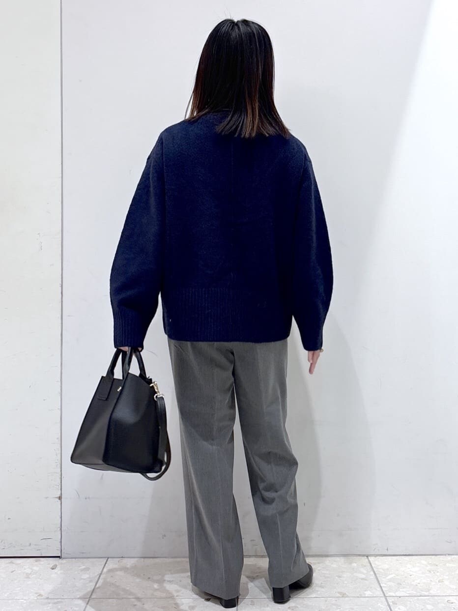 ブルー系のニット/セーター、グレー系のその他パンツ、ブラック系のショルダーバッグを着用したレディースの冬コーディネートの3枚目の写真