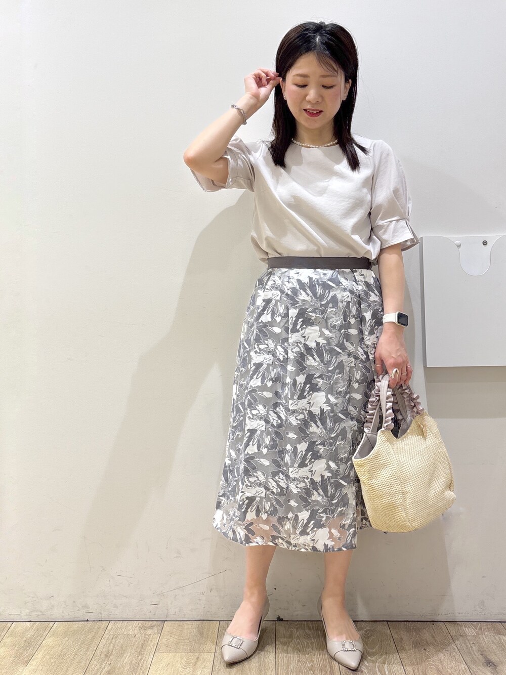 ベージュ系のパンプス、ベージュ系のトートバッグ、ベージュ系のシャツ/ブラウスを着用したレディースの春コーディネートの5枚目の写真