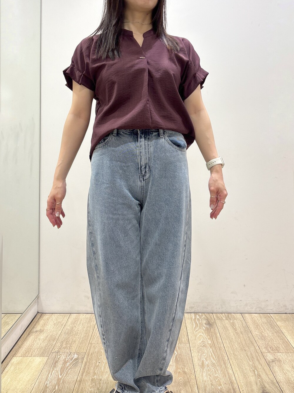 レッド系のシャツ/ブラウス、ブルー系のデニムパンツ、グレー系のトートバッグを着用したレディースの夏コーディネートの5枚目の写真
