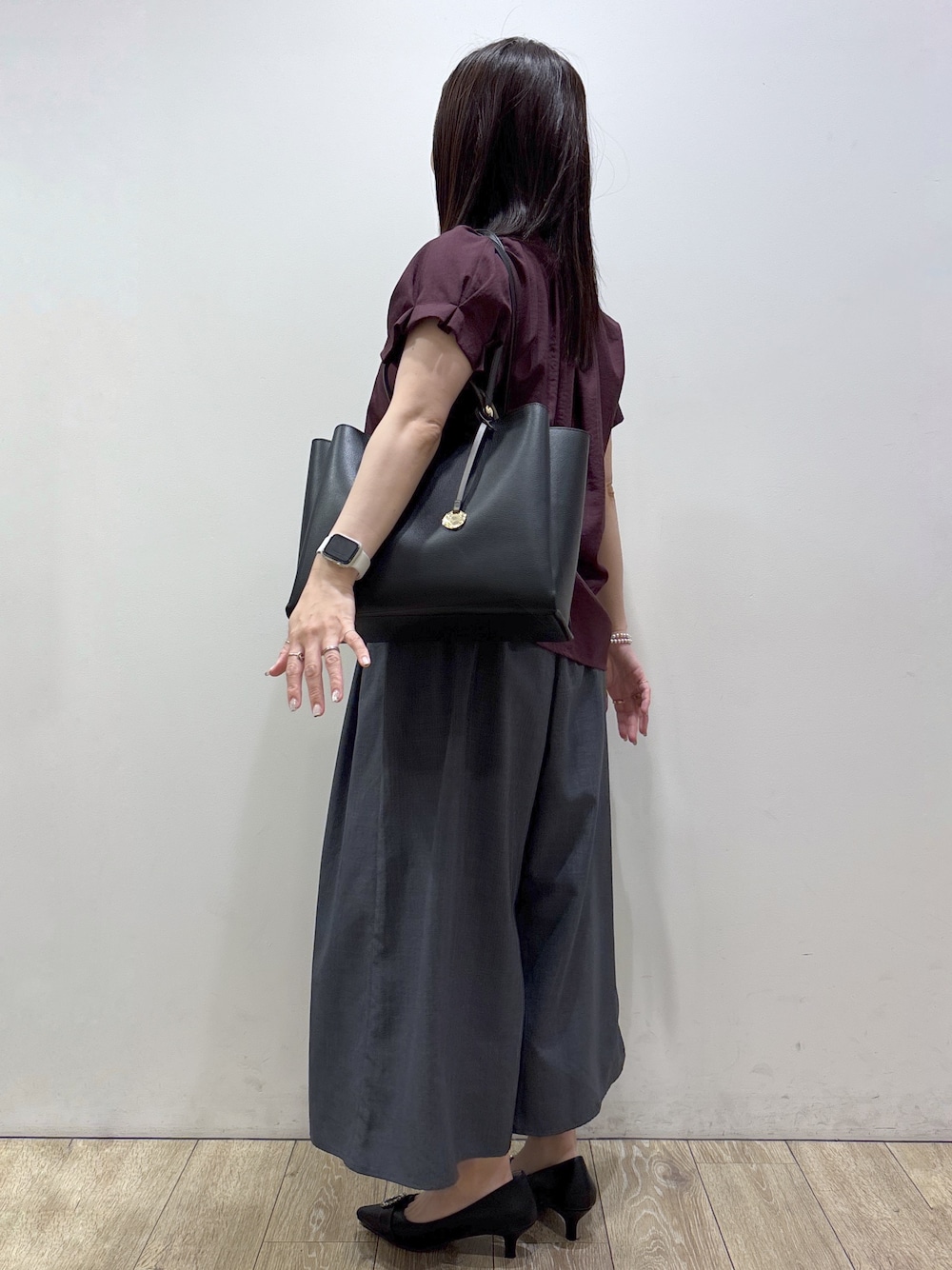 レッド系のシャツ/ブラウス、グレー系のその他パンツ、ブラック系のトートバッグを着用したレディースの夏コーディネートの2枚目の写真
