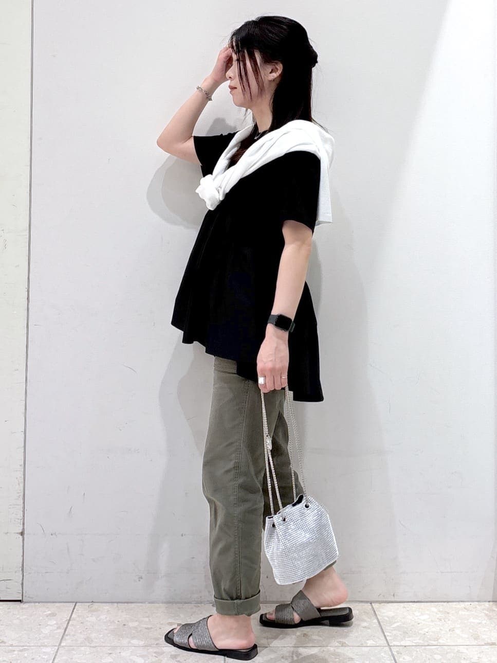 ブラック系のTシャツ/カットソー、ホワイト系のカーディガン/ボレロ、グリーン系のその他パンツを着用したレディースの春コーディネートの4枚目の写真