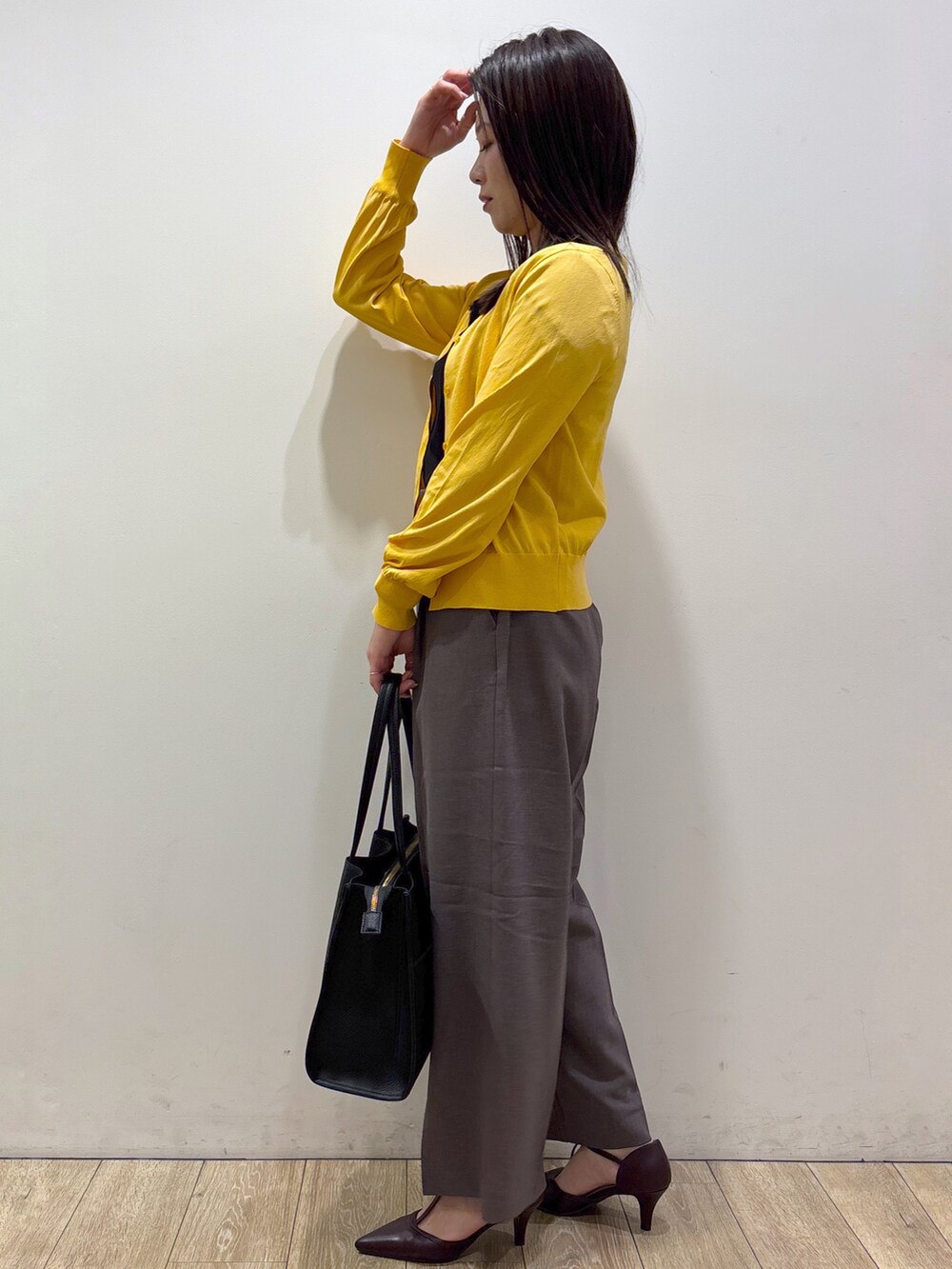 イエロー系のカーディガン/ボレロ、ブラック系のTシャツ/カットソー、ブラウン系のその他パンツを着用したレディースの夏コーディネートの4枚目の写真