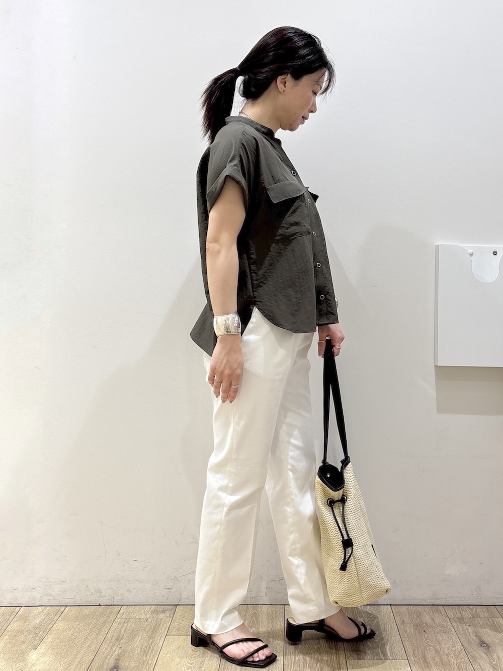 ブラウン系のサンダル、ホワイト系のその他パンツ、ホワイト系のトートバッグを着用したレディースの春コーディネートの2枚目の写真
