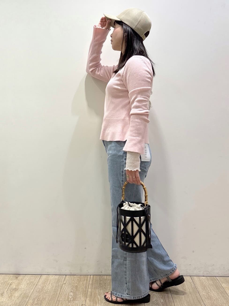 ブルー系のその他パンツ、グレー系のテーラードジャケット、ホワイト系のTシャツ/カットソーを着用したレディースの春コーディネートの8枚目の写真