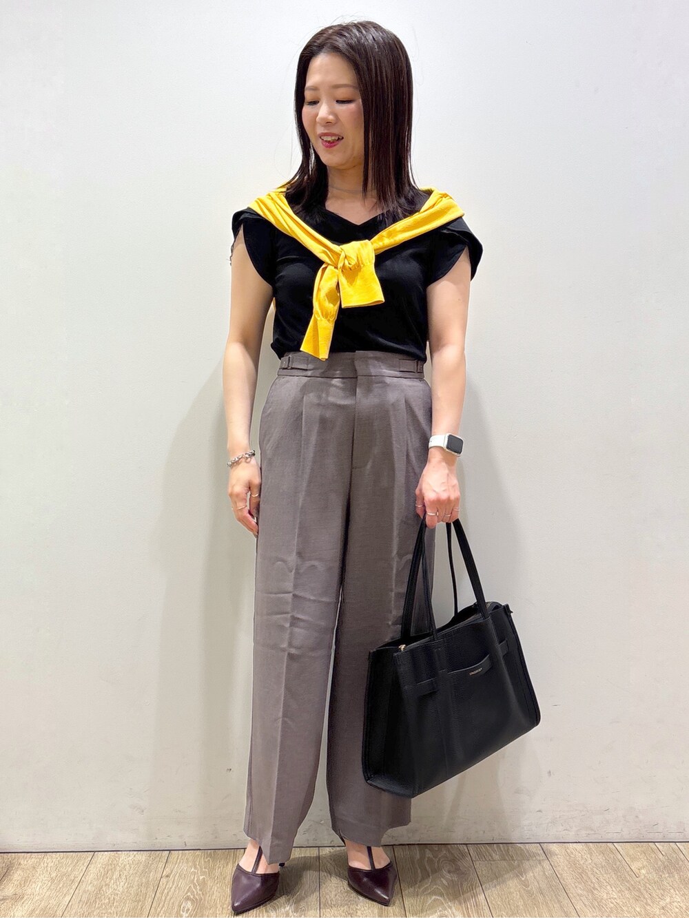 イエロー系のカーディガン/ボレロ、ブラック系のTシャツ/カットソー、ブラウン系のその他パンツを着用したレディースの夏コーディネートの7枚目の写真