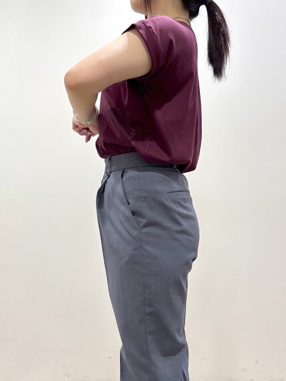 グレー系のテーラードジャケット、レッド系のTシャツ/カットソー、グレー系のその他パンツを着用したレディースの夏コーディネートの7枚目の写真