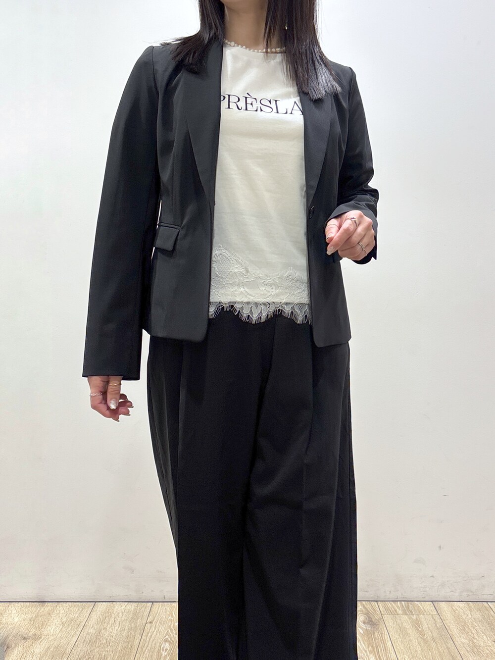 ブラック系のテーラードジャケット、ブラック系のその他パンツ、ブラック系のトートバッグを着用したレディースの夏コーディネートの8枚目の写真