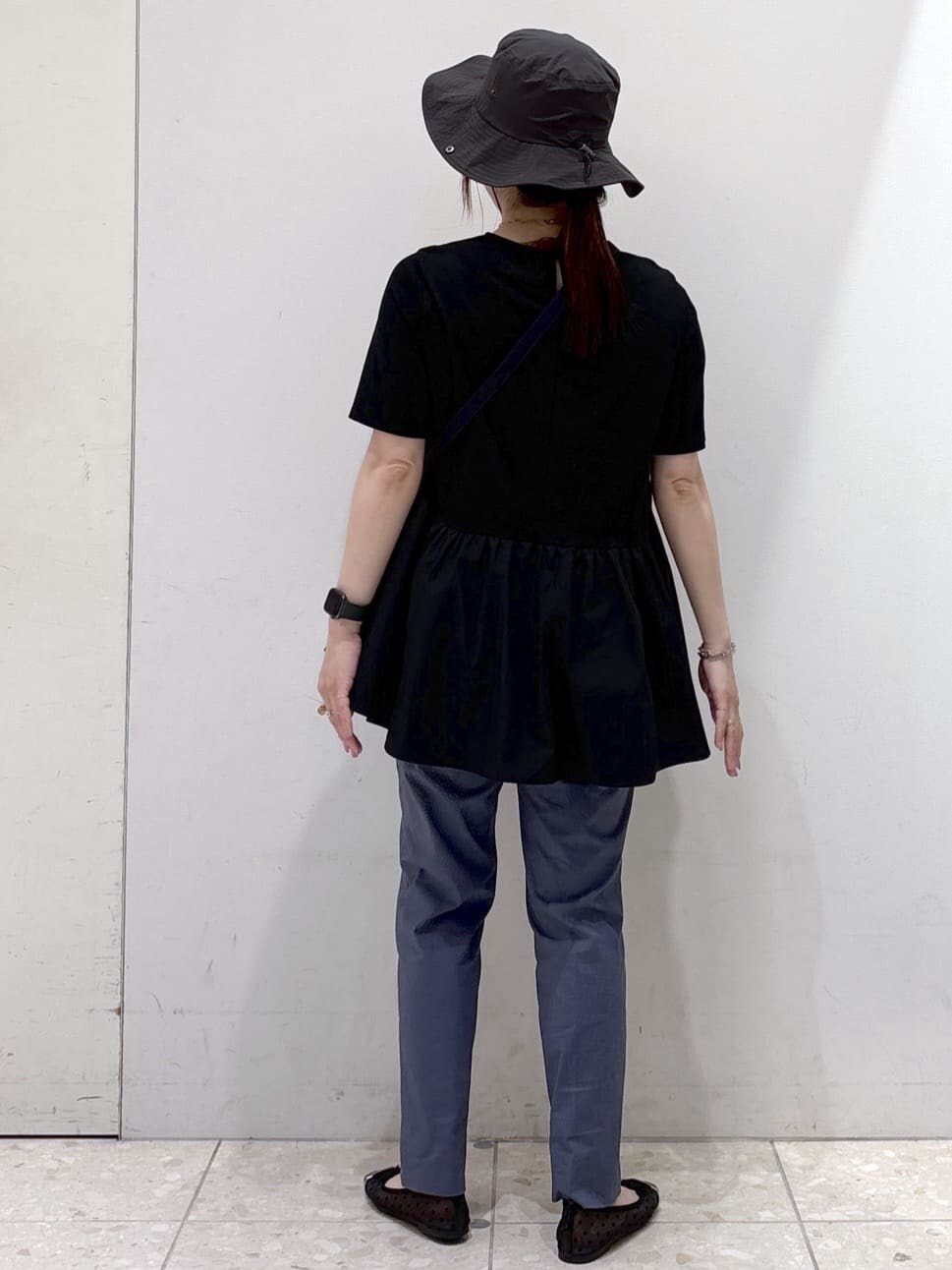 ブラック系のTシャツ/カットソー、ブルー系のその他パンツ、ブルー系のショルダーバッグを着用したレディースの夏コーディネートの3枚目の写真