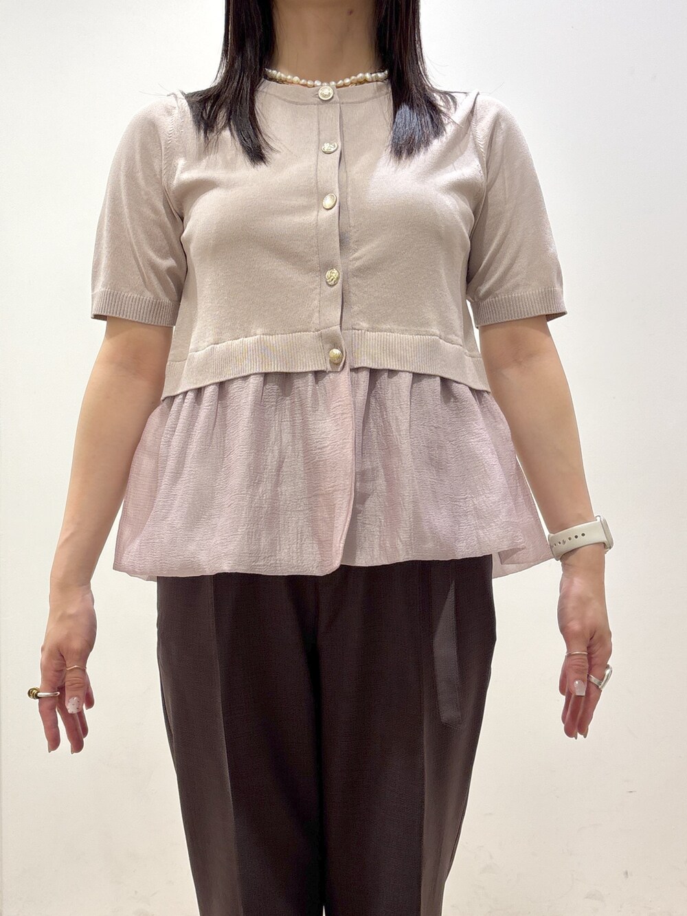ベージュ系のカーディガン/ボレロ、ブラウン系のその他パンツ、ブラック系のトートバッグを着用したレディースの夏コーディネートの7枚目の写真