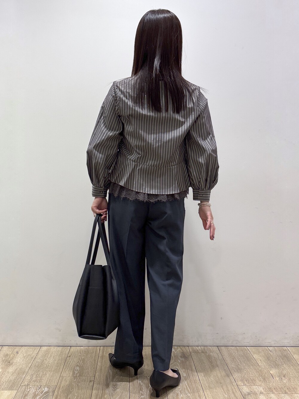 ブルー系のその他パンツ、ブラック系のトートバッグ、ブラック系のパンプスを着用したレディースの夏コーディネートの3枚目の写真