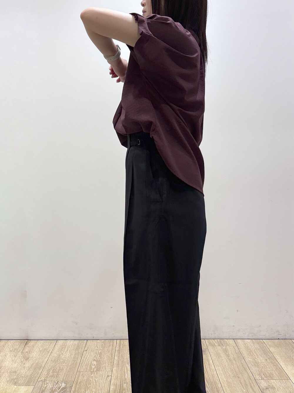 レッド系のシャツ/ブラウス、ブラック系のその他パンツ、ブラック系のトートバッグを着用したレディースの夏コーディネートの8枚目の写真