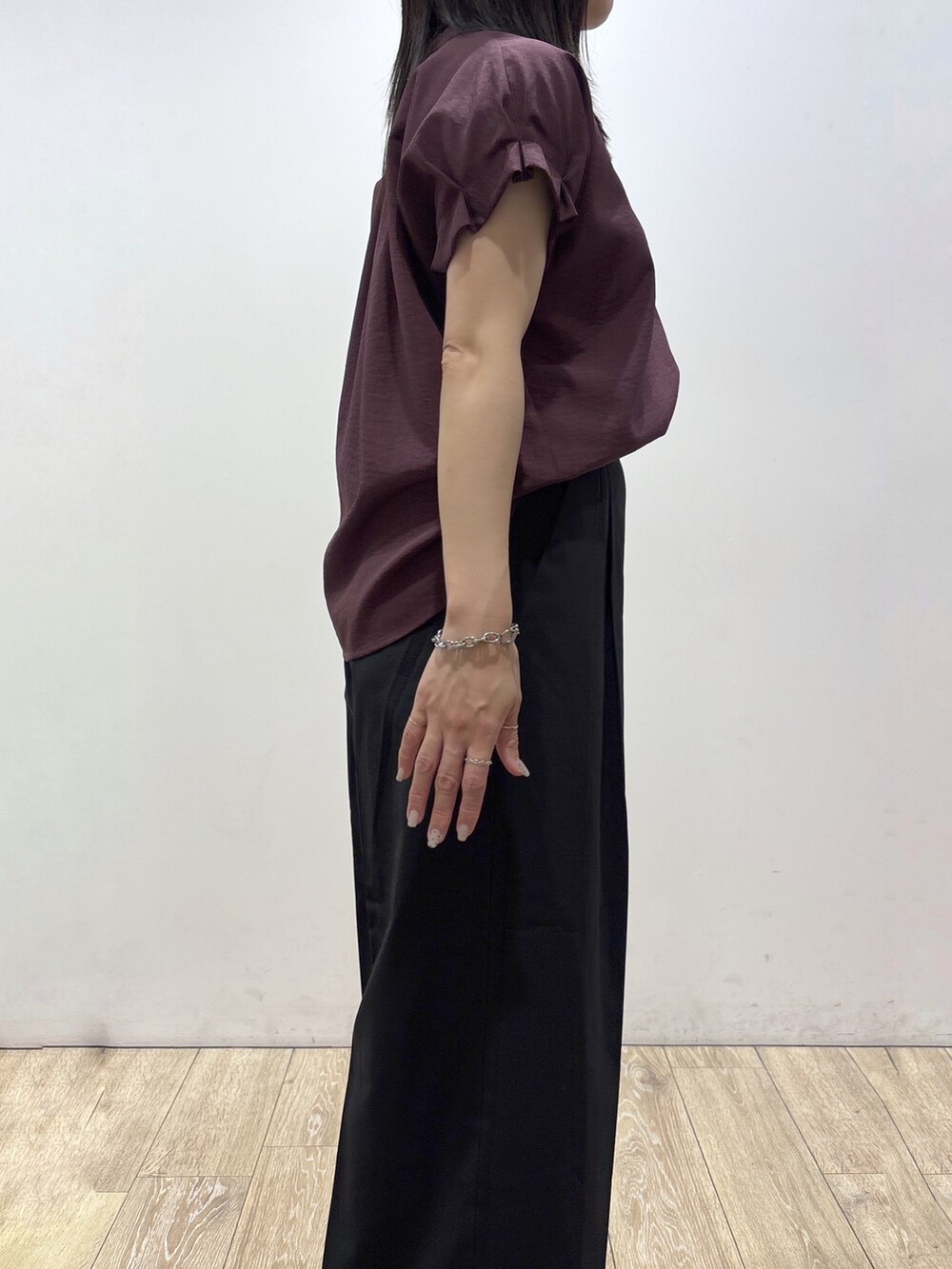 レッド系のシャツ/ブラウス、ブラック系のその他パンツ、ブラック系のトートバッグを着用したレディースの夏コーディネートの6枚目の写真