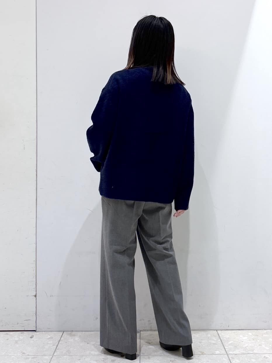 ベージュ系のピーコート、ブルー系のニット/セーター、グレー系のその他パンツを着用したレディースの冬コーディネートの6枚目の写真