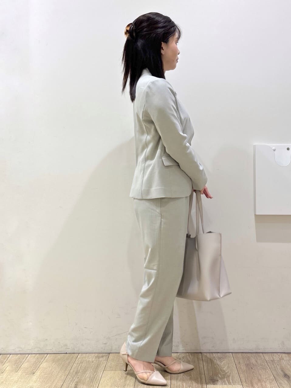 グレー系のその他パンツ、グレー系のノーカラージャケット、ベージュ系のパンプスを着用したレディースの春コーディネートの2枚目の写真