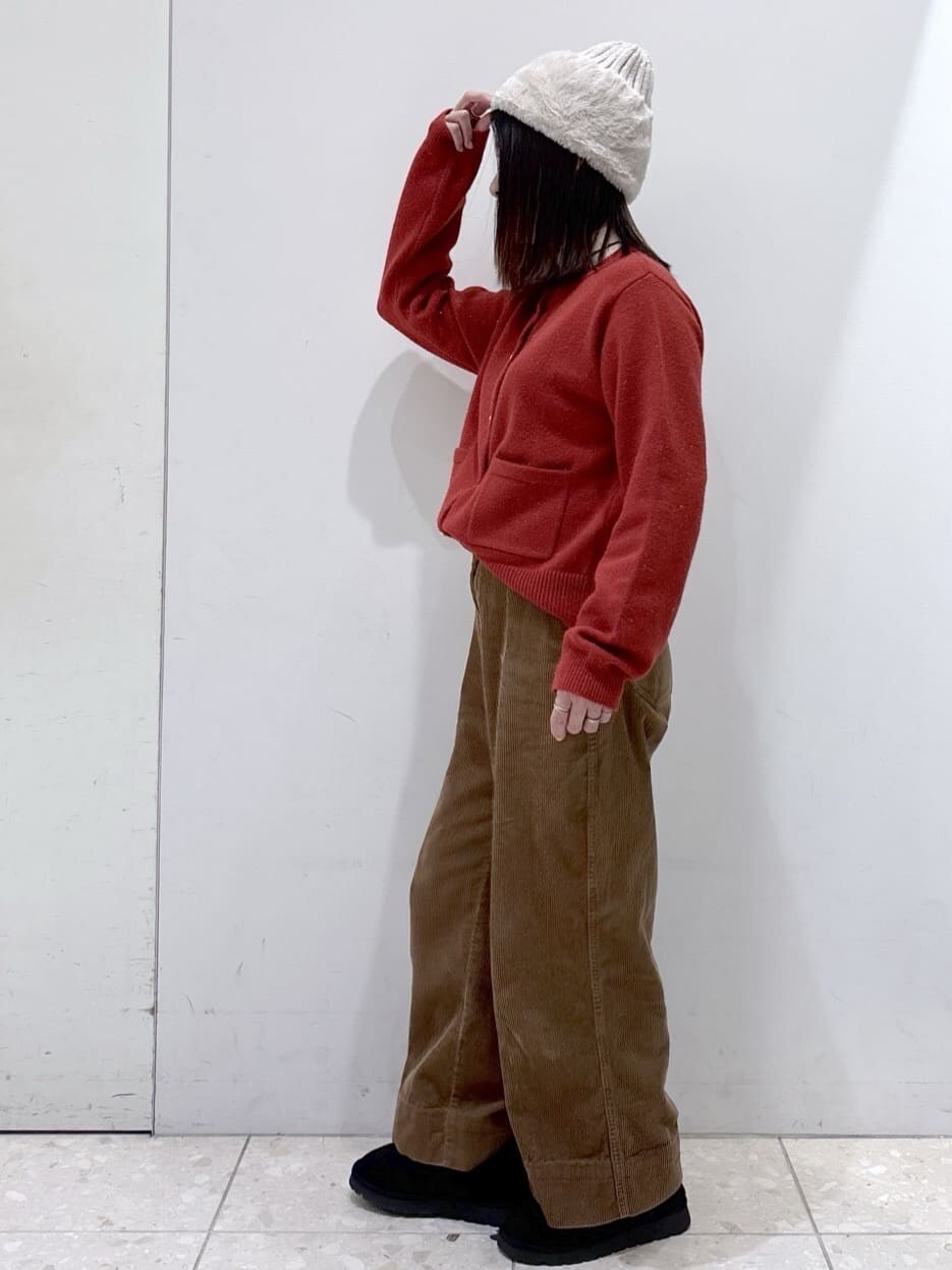 レッド系のカーディガン/ボレロ、イエロー系のその他パンツ、ブラック系のハンドバッグを着用したレディースの冬コーディネートの7枚目の写真