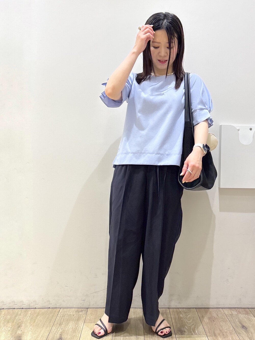 ブルー系のシャツ/ブラウス、ブルー系のその他パンツ、ブラック系のトートバッグを着用したレディースの夏コーディネートの9枚目の写真
