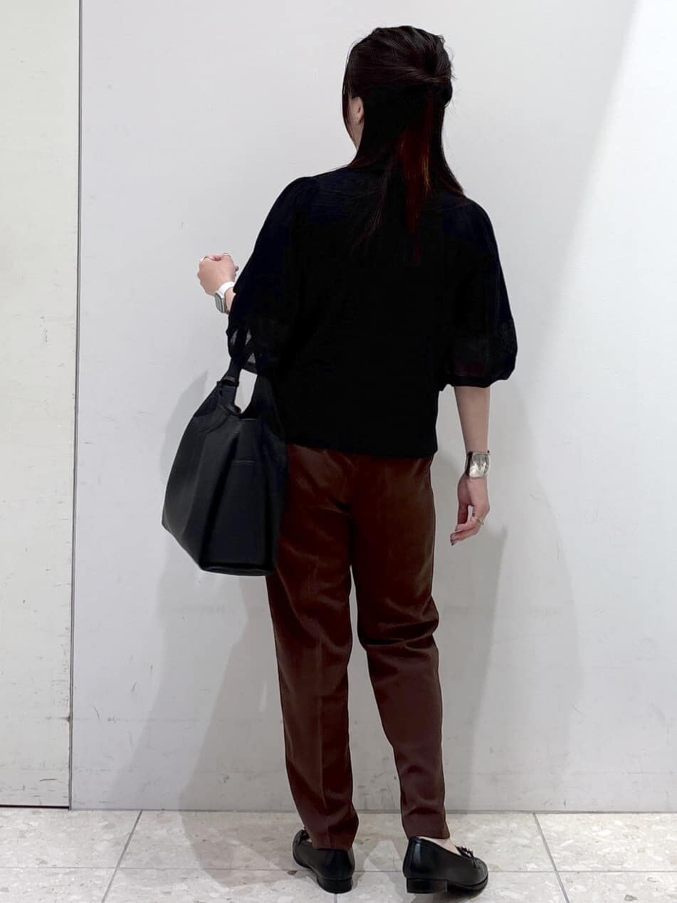 ブラック系のニット/セーター、ブラウン系のその他パンツ、ブラック系のトートバッグを着用したレディースの夏コーディネートの8枚目の写真