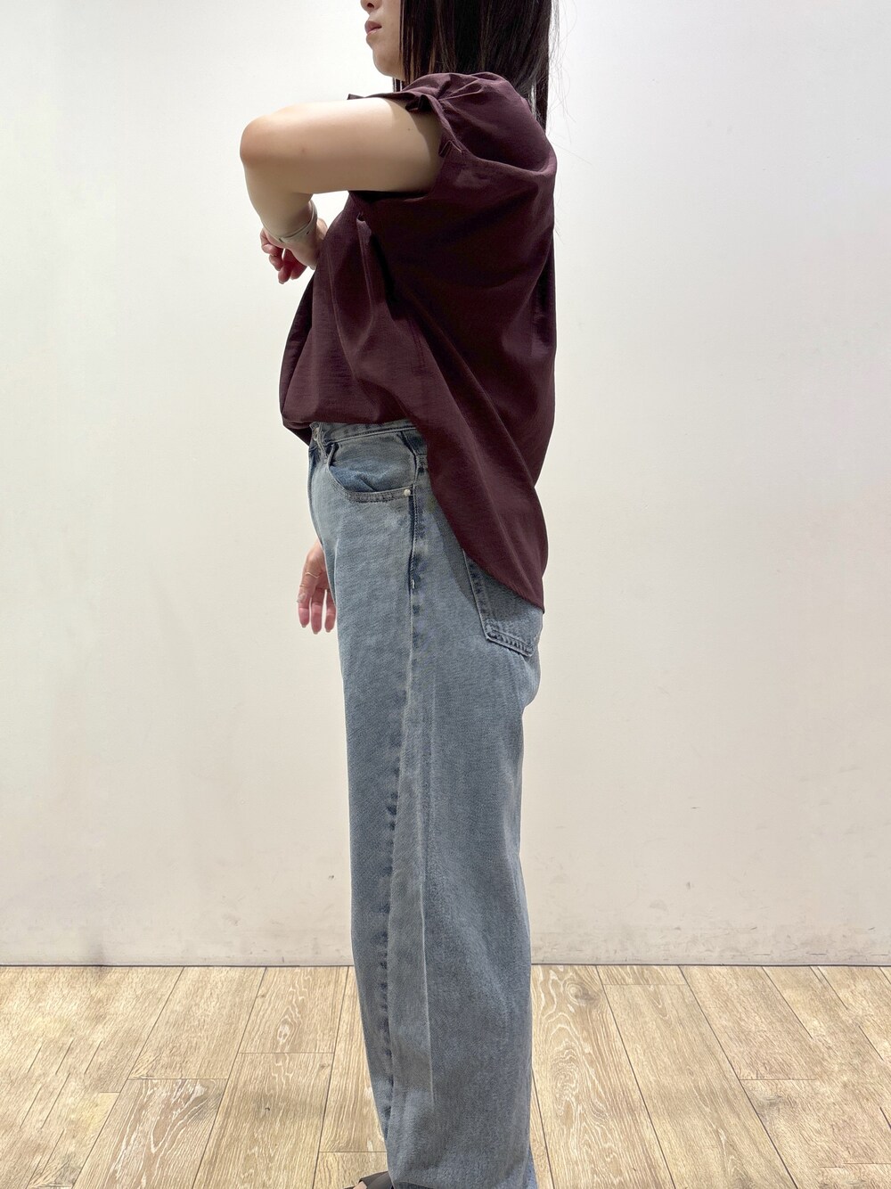 レッド系のシャツ/ブラウス、ブルー系のデニムパンツ、グレー系のトートバッグを着用したレディースの夏コーディネートの6枚目の写真