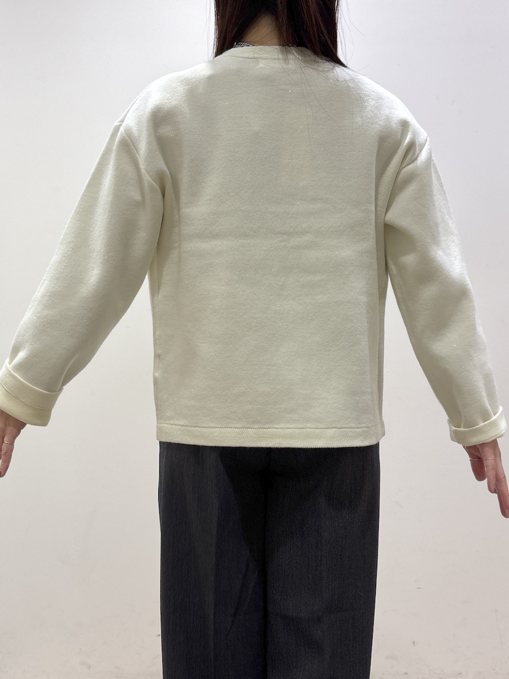 ホワイト系のカーディガン/ボレロ、ブラック系のシャツ/ブラウス、グレー系のその他パンツを着用したレディースの秋コーディネートの7枚目の写真