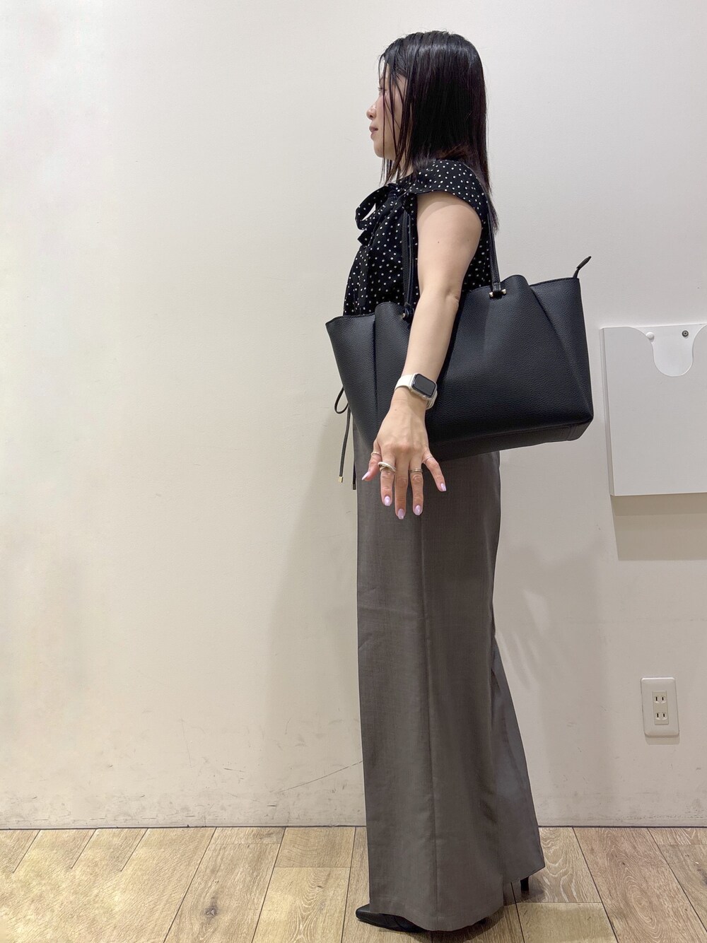 ブラック系のシャツ/ブラウス、グレー系のその他パンツ、ブラック系のトートバッグを着用したレディースの夏コーディネートの2枚目の写真