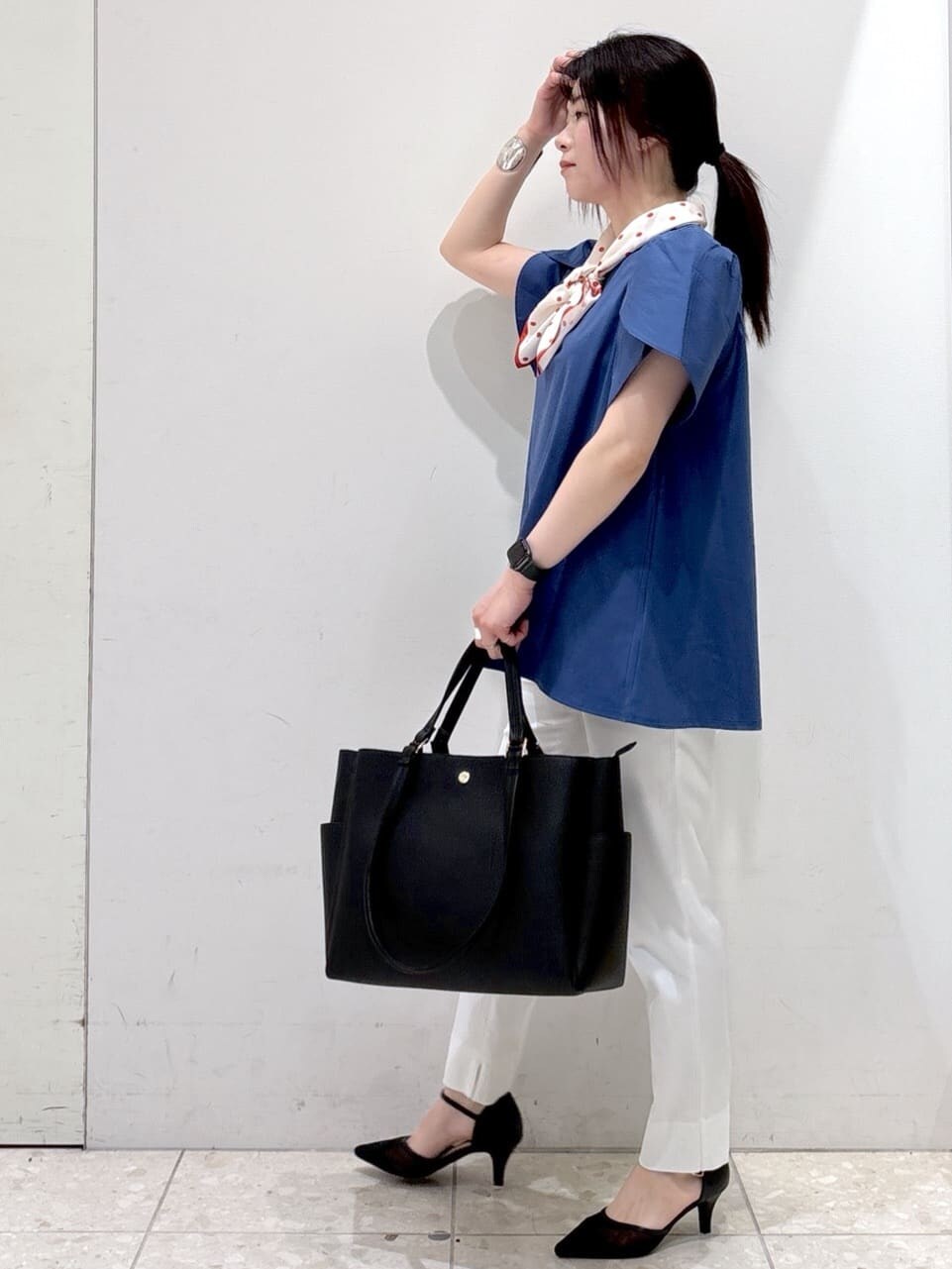 ブルー系のTシャツ/カットソー、ホワイト系のその他パンツ、ブラック系のトートバッグを着用したレディースの春コーディネートの4枚目の写真