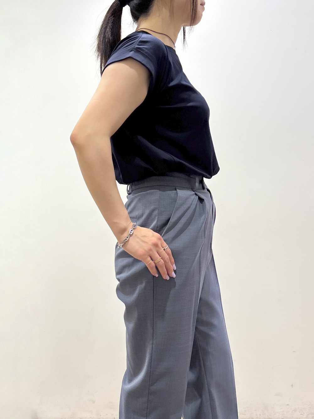 ブルー系のテーラードジャケット、ブルー系のTシャツ/カットソー、グレー系のその他パンツを着用したレディースの夏コーディネートの9枚目の写真