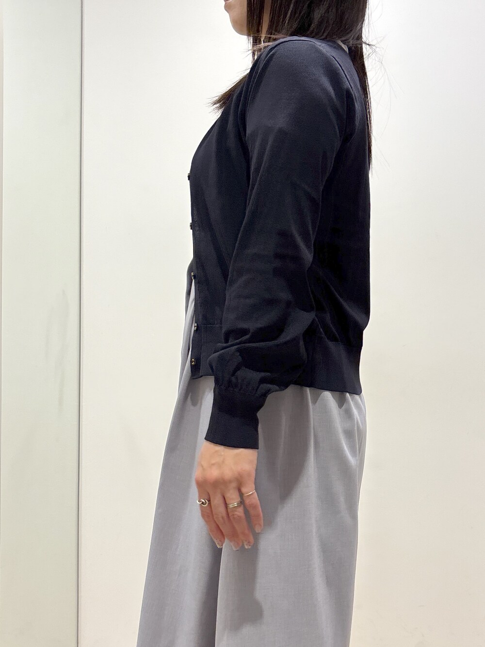 ブルー系のカーディガン/ボレロ、グレー系のワンピース、グレー系のトートバッグを着用したレディースの夏コーディネートの8枚目の写真