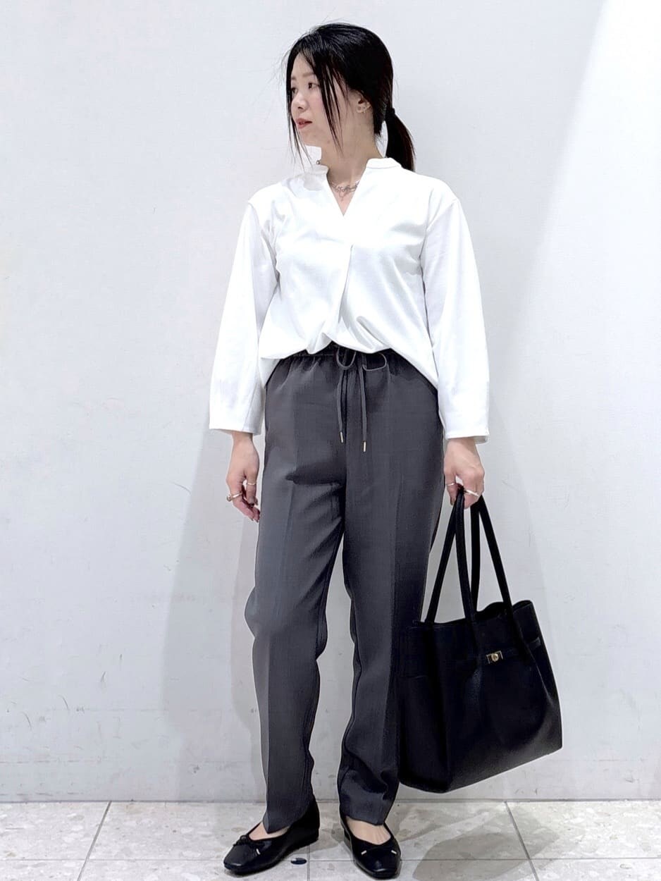 ブラウン系のカーディガン/ボレロ、ホワイト系のTシャツ/カットソー、グレー系のその他パンツを着用したレディースの秋コーディネートの7枚目の写真