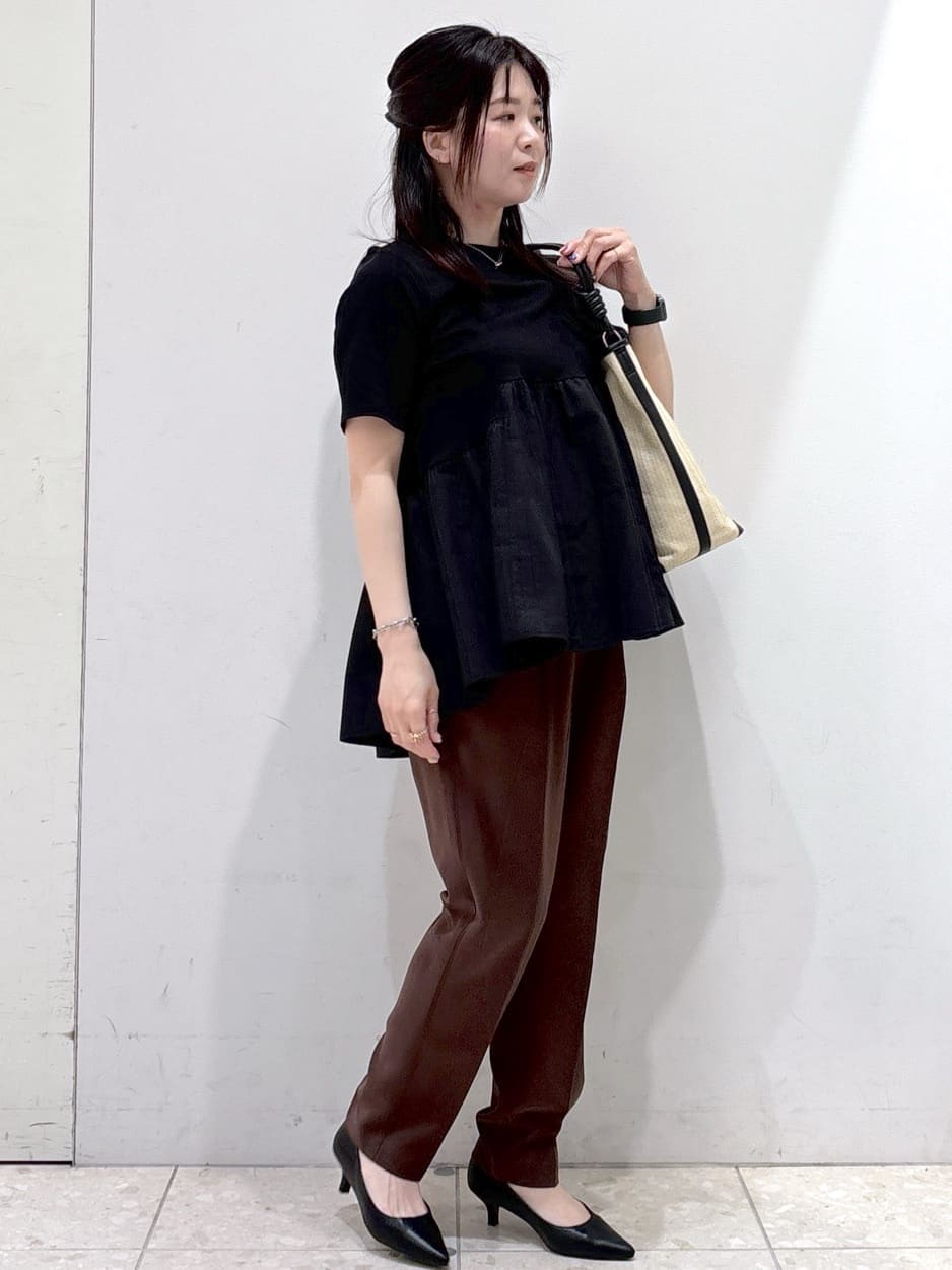 ブラック系のTシャツ/カットソー、ホワイト系のカーディガン/ボレロ、ブラウン系のその他パンツを着用したレディースの春コーディネートの3枚目の写真