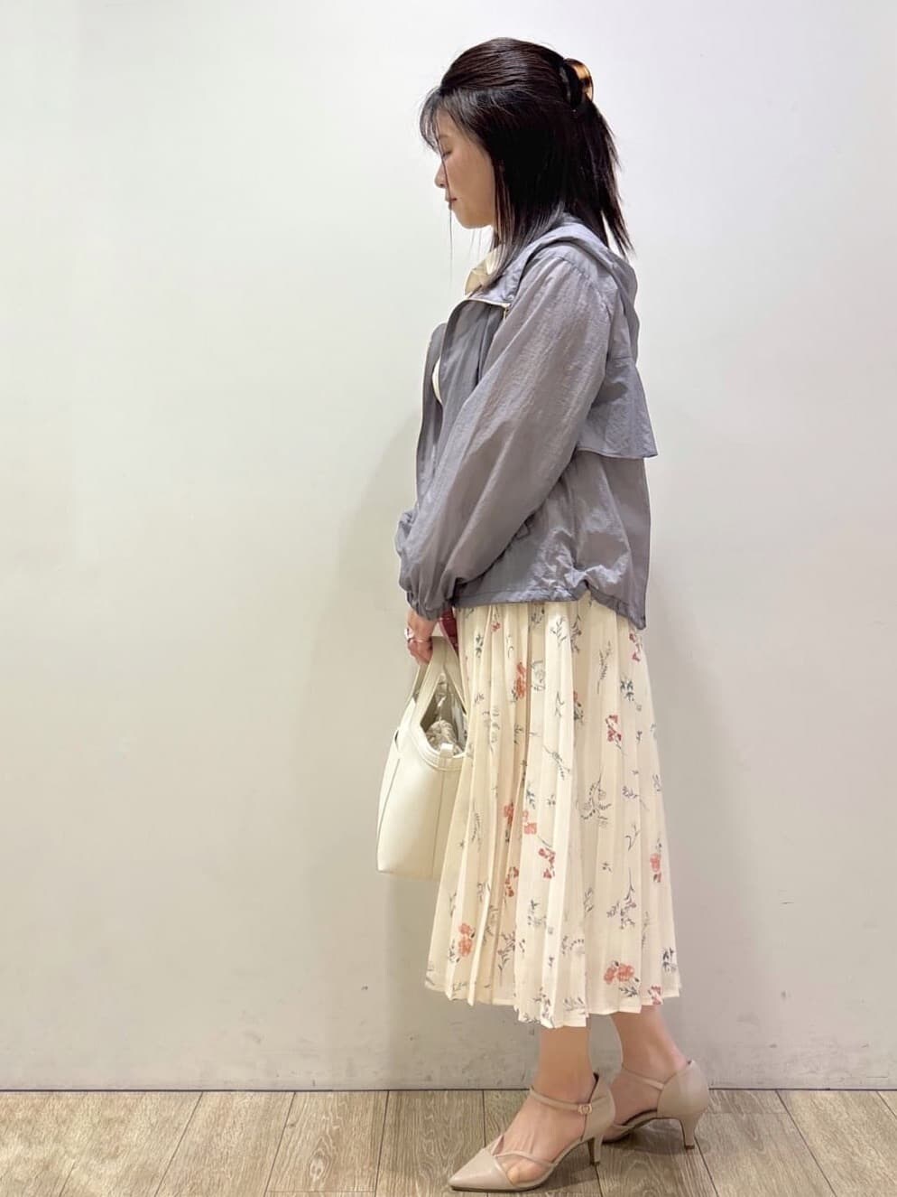 ベージュ系のパンプス、ホワイト系のショルダーバッグ、グレー系のブルゾンを着用したレディースの春コーディネートの4枚目の写真