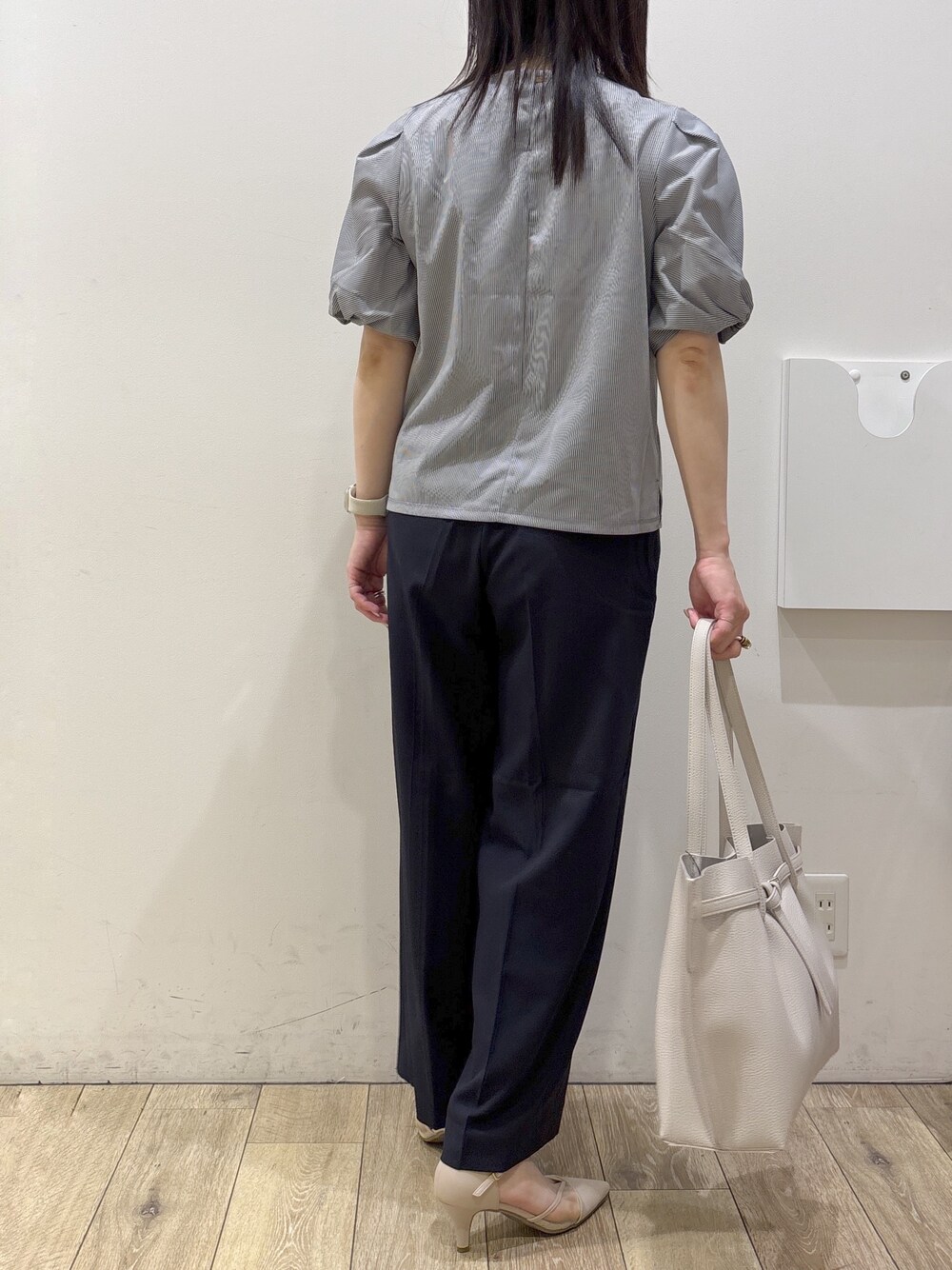 グレー系のTシャツ/カットソー、ブルー系のその他パンツ、グレー系のトートバッグを着用したレディースの夏コーディネートの6枚目の写真