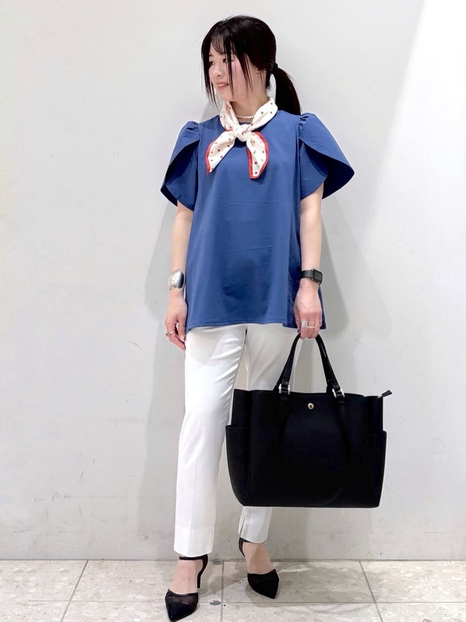 ブルー系のTシャツ/カットソー、ホワイト系のその他パンツ、ブラック系のトートバッグを着用したレディースの春コーディネートの5枚目の写真