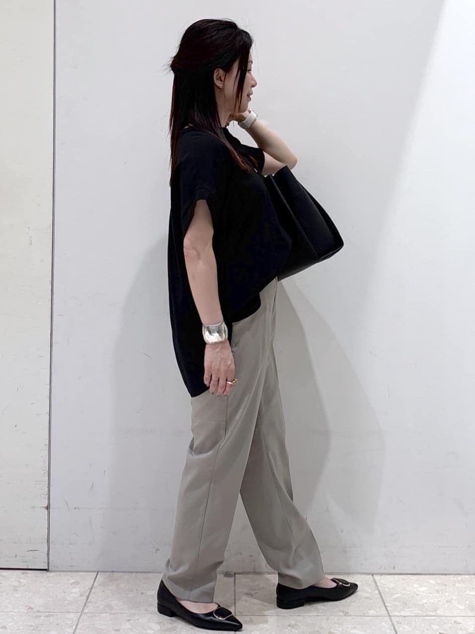 ブラック系のシャツ/ブラウス、ブラウン系のその他パンツ、ブラック系のトートバッグを着用したレディースの夏コーディネートの8枚目の写真