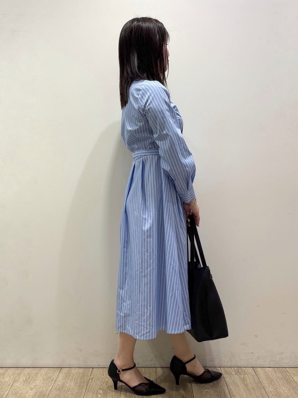 ブラック系のパンプス、ブルー系のワンピース、ブラック系のトートバッグを着用したレディースの春コーディネートの4枚目の写真