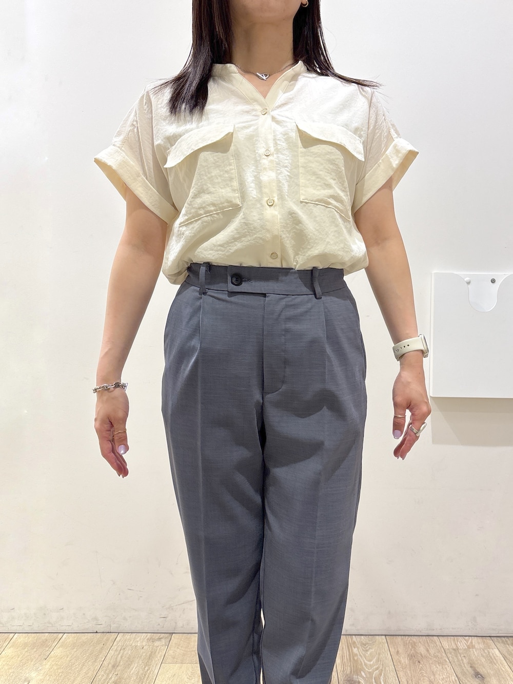 グレー系のテーラードジャケット、ホワイト系のシャツ/ブラウス、グレー系のその他パンツを着用したレディースの夏コーディネートの8枚目の写真