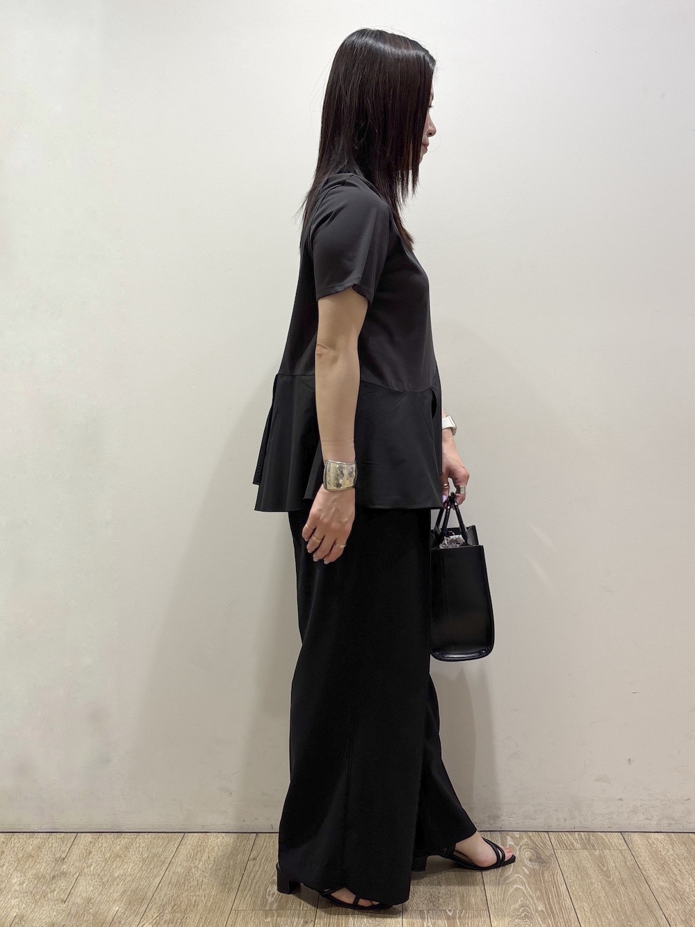 ブラック系のTシャツ/カットソー、ブラック系のその他パンツ、ブラック系のトートバッグを着用したレディースの夏コーディネートの2枚目の写真