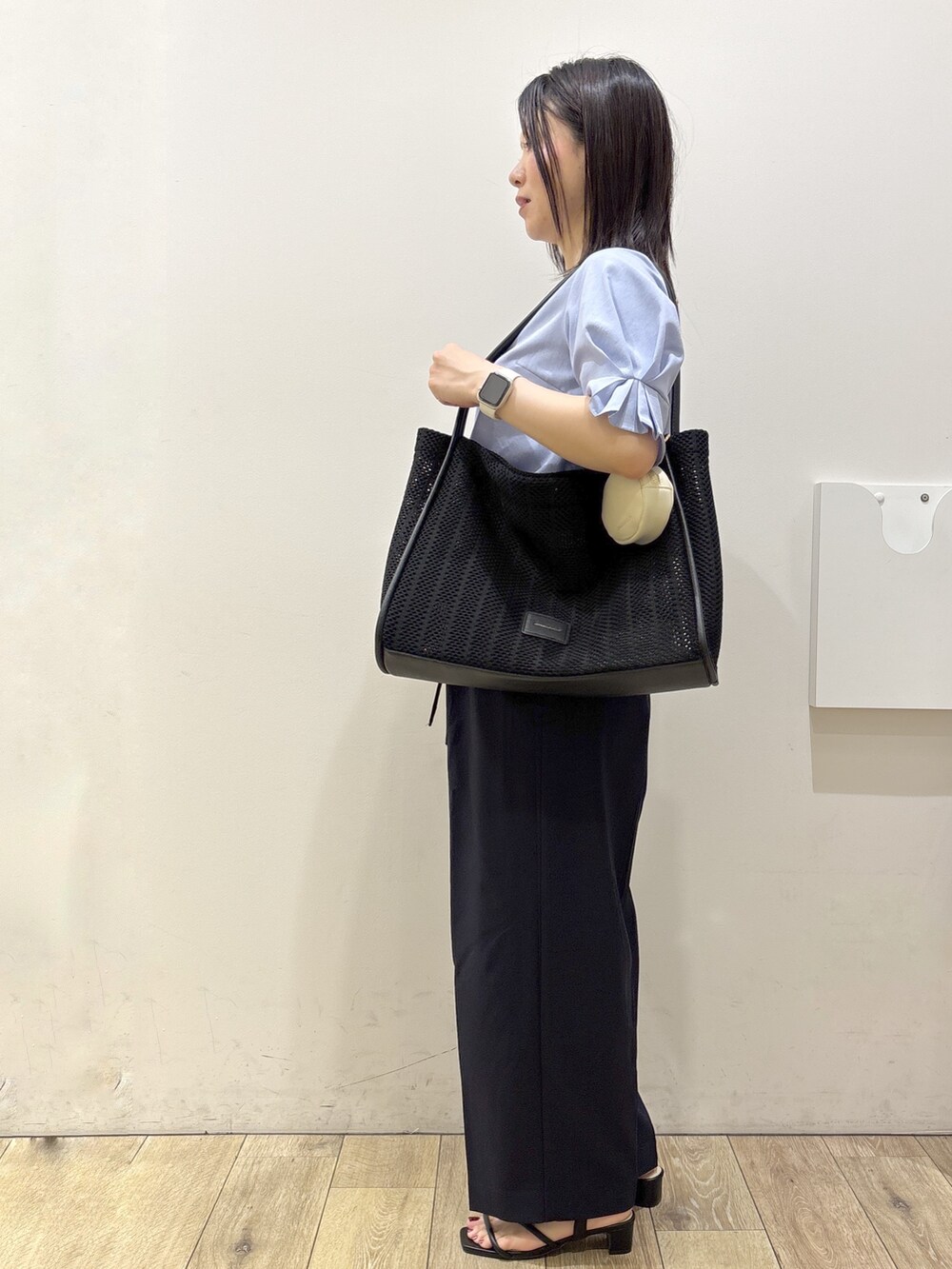 ブルー系のシャツ/ブラウス、ブルー系のその他パンツ、ブラック系のトートバッグを着用したレディースの夏コーディネートの4枚目の写真
