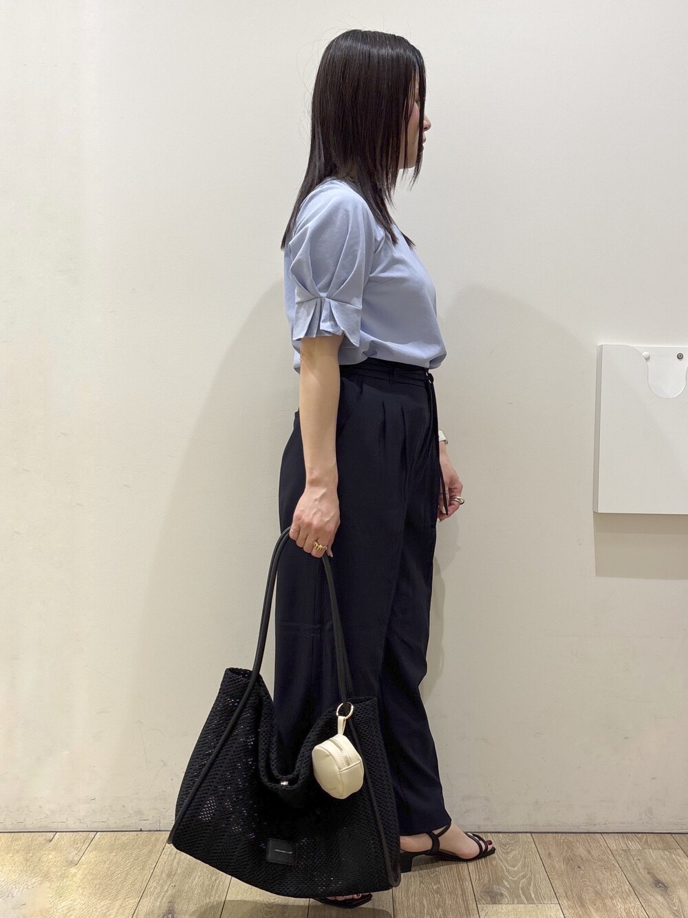 ブルー系のシャツ/ブラウス、ブルー系のその他パンツ、ブラック系のトートバッグを着用したレディースの夏コーディネートの2枚目の写真