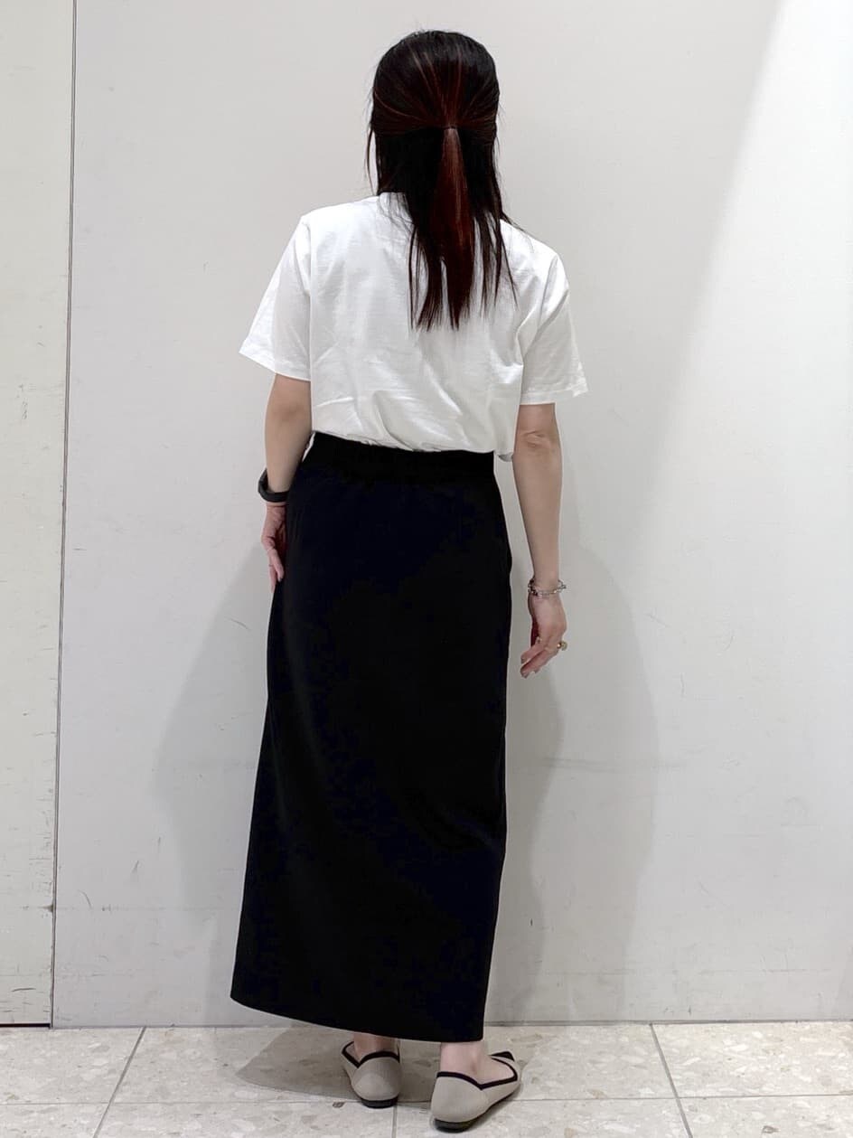 ブルー系のデニムジャケット、ホワイト系のTシャツ/カットソー、ブラック系のスカートを着用したレディースの春コーディネートの8枚目の写真
