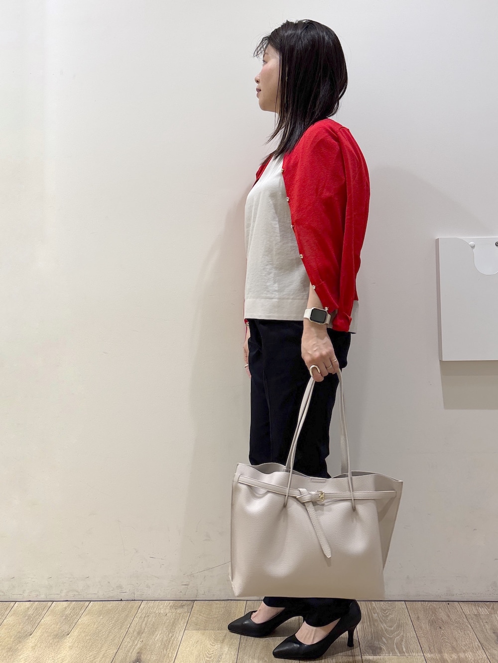 ブラック系のパンプス、グレー系のトートバッグ、ブルー系のその他パンツを着用したレディースの春コーディネートの2枚目の写真